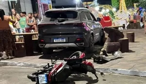 Carro invade calçadão e causa destruição em Feira Grande