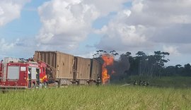 Pai e filho morrem atropelados, condutor abandona caminhão e povo toca fogo no veículo