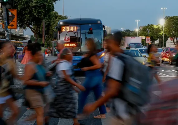 Empresas pagavam, em média, 15,8% mais a homens que a mulheres em 2023
