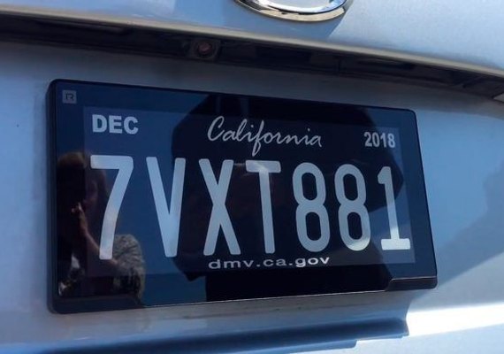 Califórnia testa placas de carro que podem indicar localização de veículos roubados