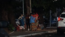 Famílias carentes vão às ruas em busca de solidariedade da população