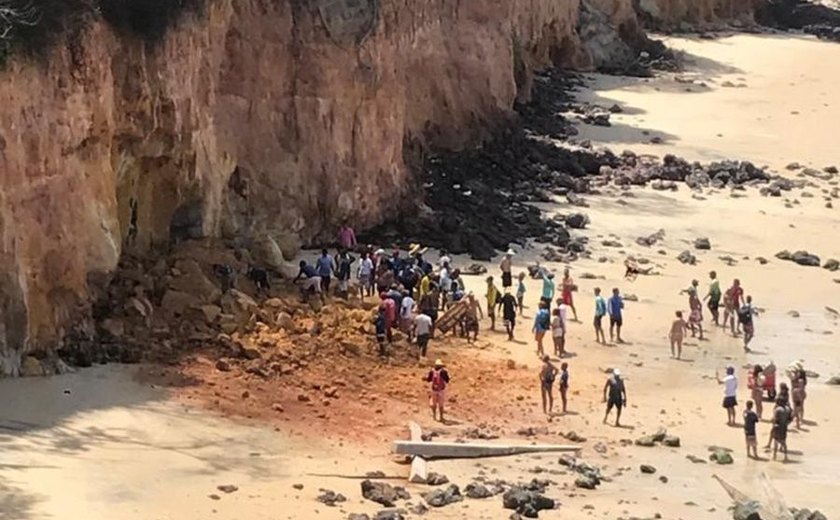 Parte de falésia desaba e deixa três mortos de uma mesma família na Praia de Pipa-RN