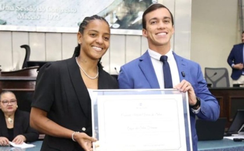 Atacante alagoana Geyse Ferreira recebe Comenda Marta Vieira
