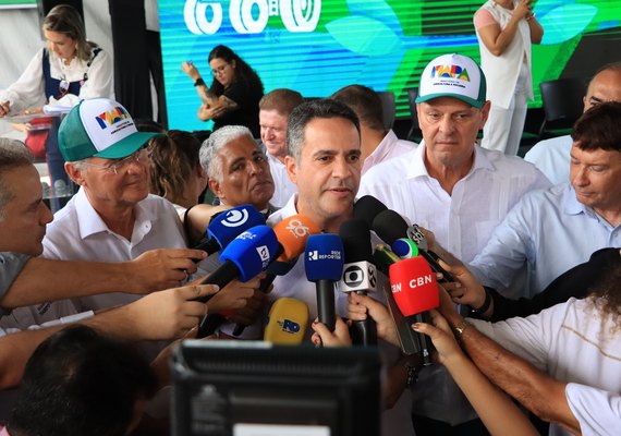 Governador e ministros entregam 30 máquinas agrícolas para municípios alagoanos