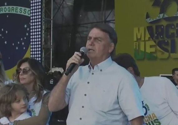 Bolsonaro se irrta ao vê participantes da Marcha para Jesus fazerem L de Lula