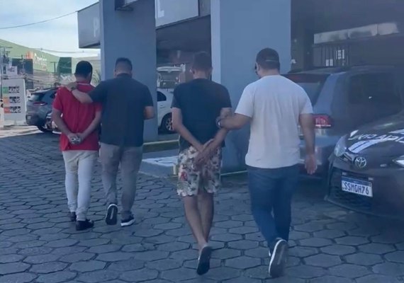 Dupla com mandados em aberto é presa no Residencial Diana Simom, em Maceió
