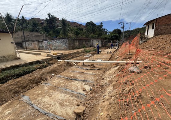 Moradores da Grota do Ipanema, no Feitosa, celebram avanço das obras de drenagem