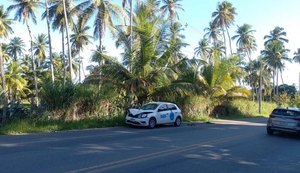 Motorista perde controle do veículo, invade contramão e atropela pedestre