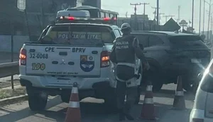 Motorista perde controle de carro e bate em proteção da AL-220, em Arapiraca
