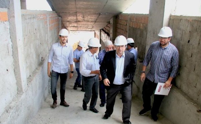 Luciano Barbosa visita obras do Hospital da Mulher, que deve ser entregue até abril