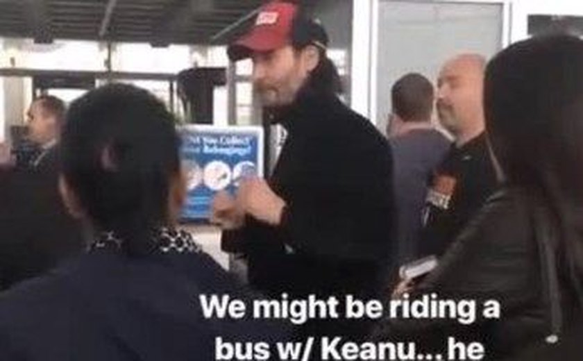 Keanu Reeves anda de ônibus após pouso de emergência de avião
