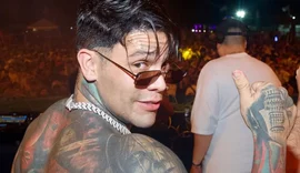 Influenciador é processado por empresa aérea após cheiro de pum em voo