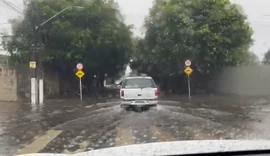 Chuvas provocam alagamentos e transtornos no trânsito em Maceió