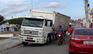 Caminhão boiadeiro quase tomba no Centro de Paulo Jacinto