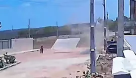 Motociclista morre após ser atingido por placa metálica arrastada por ventania no interior do RN