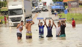Risco: jovens entram em água da chuva para resgatar placas de veículos no Pilar