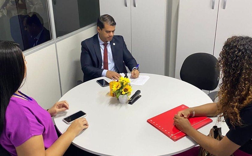Pessoas transgênero podem procurar Casa de Direitos para mudar nome