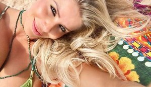 Em Maceió, Karina Bacchi exibe barriga de grávida em dia de praia