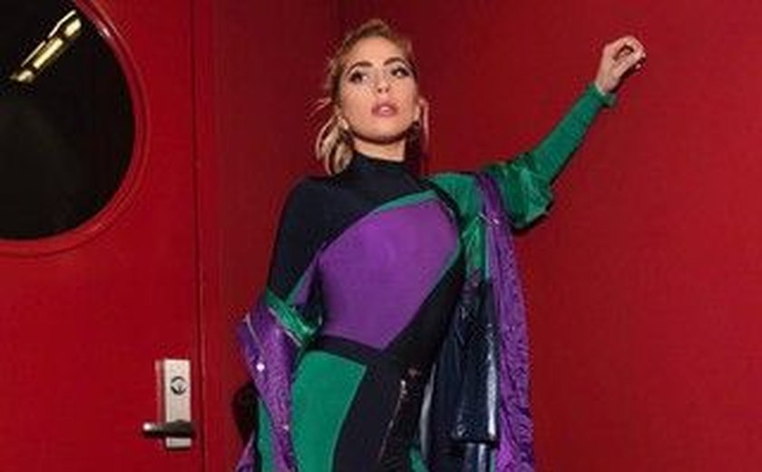 Lady Gaga posa com bolsa temática em clima de Super Bowl