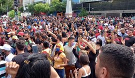 Multidão faz protesto no Centro de Manaus contra novo fechamento do comércio