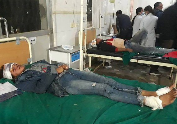 Ônibus escolar cai em precipício e deixa dezenas de mortos no Nepal