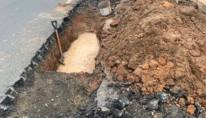 Casal trabalha na retirada de vazamento na rede de distribuição de Arapiraca