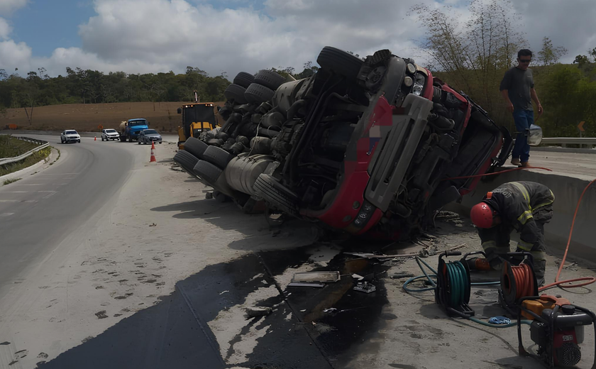 Corpo de Bombeiros resgata motorista preso às ferragens após acidente em São Miguel dos Campos