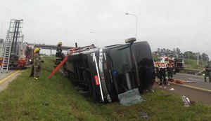 Ônibus com brasileiros tomba na Argentina e duas pessoas morrem