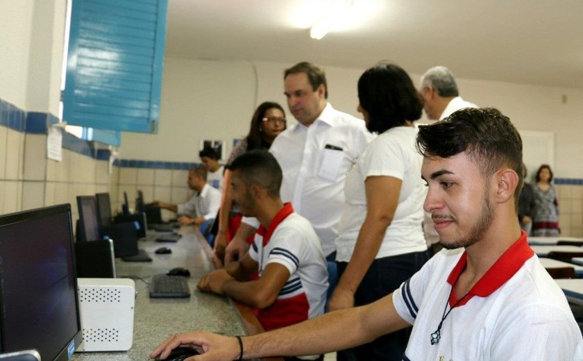 Governo entrega oito laboratórios de informática em Arapiraca