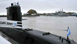 Argentinos abraçam familiares de tripulantes de submarino desaparecido