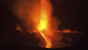 Na Itália, vulcão Etna entra em erupção mas não traz riscos à população