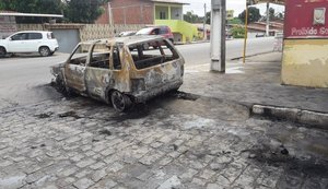 Carros são incendiados em Paripueira