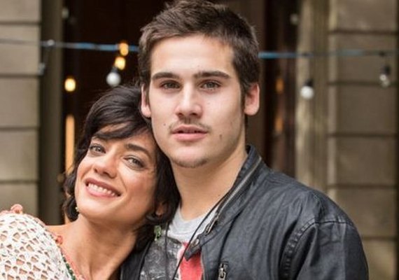 Novela 'Rock Story': Zac falta a show por causa de Mariane e a banda é vaiada