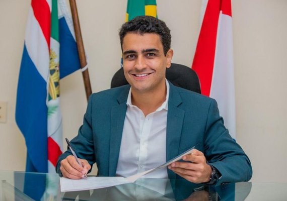 Prefeito JHC concede mais um reajuste salarial de 7% a servidores
