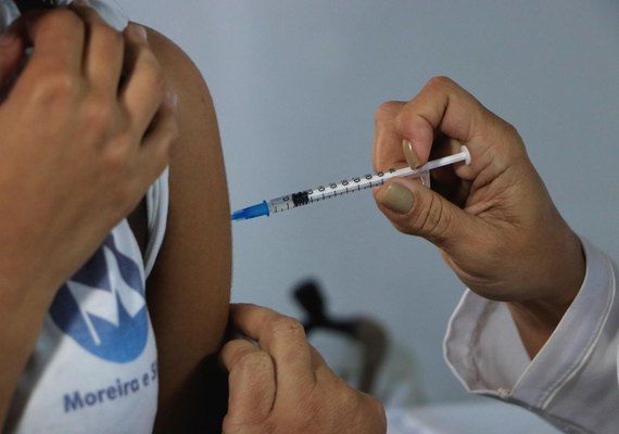 Casos de Covid-19 crescem em dezembro e Saúde alerta sobre importância da vacina