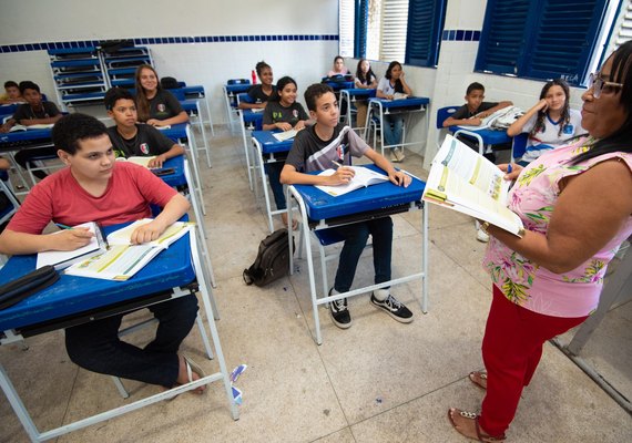 Professores e agentes temporários têm até esta quarta (12) para entrega de documentação