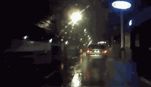 Acidente entre um carro e duas motos é flagrado por câmera instalada em veículo