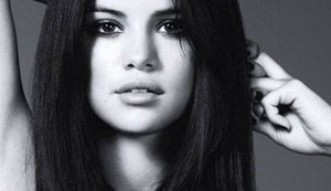 Selena Gomez revela vício em Instagram e diz sofrer com  falta de autoestima