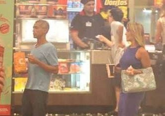 Romário reata com ex e volta a chamar atenção pela magreza em noite de cinema