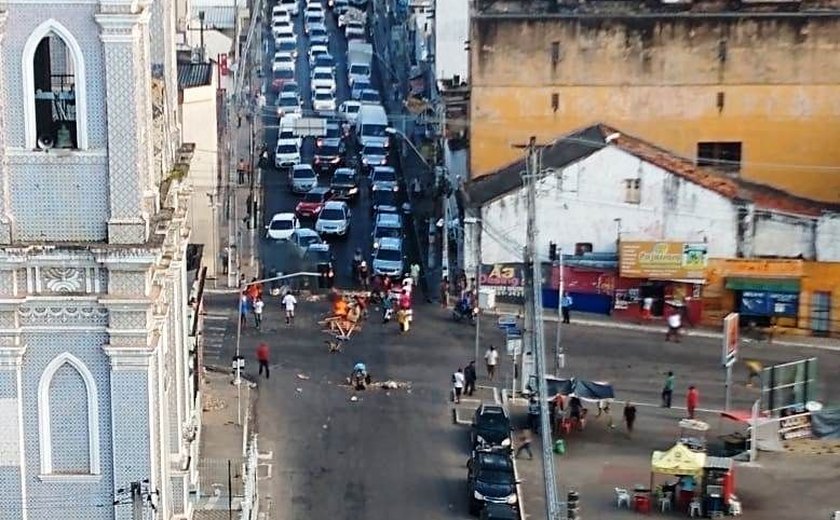 Ordenamento do Centro de Maceió segue e ambulantes protestaram fechando três pontos