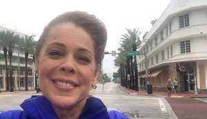Jornalista da Globo faz selfie sorrindo  à espera do Irma e recebe críticas