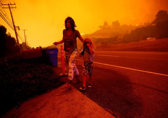 Novos incêndios deixam nove mortos e 150 mil desalojados na Califórnia