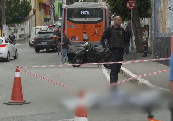 Mulher morre atropelada por ônibus em SP após ser empurrada por homem