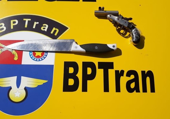 Suspeitos de assalto trocam tiros com policial militar do BPTran e ficam feridos