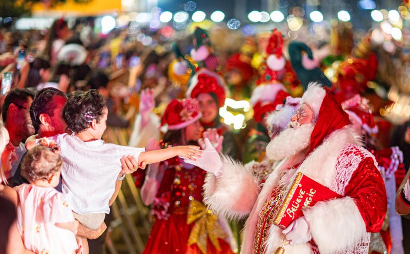 Desfile leva magia do Natal para a orla da Ponta Verde