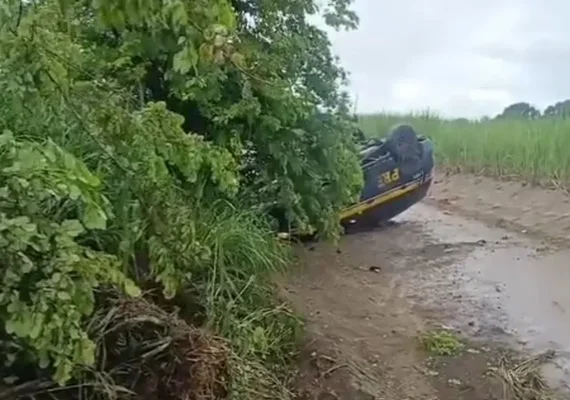 Viatura da PRF capota na BR-101 em Teotônio Vilela devido a pista molhada