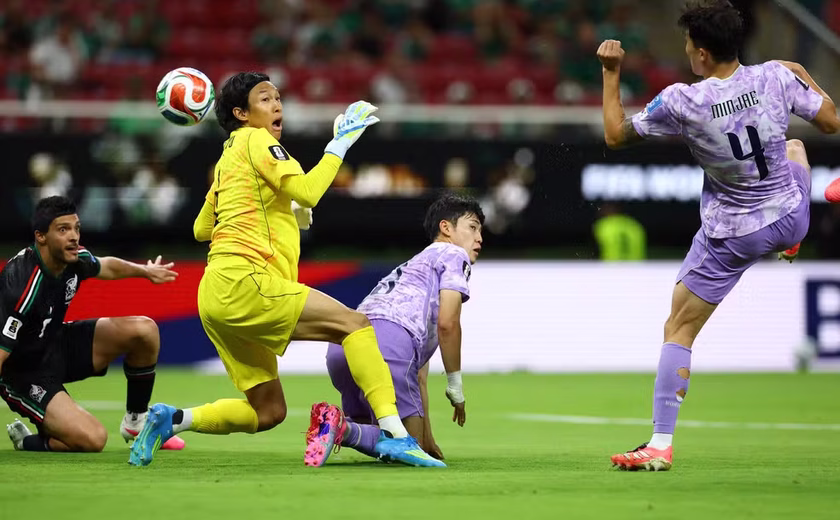 México vence Coreia do Sul com falha de goleiro e se garante na 2ª fase