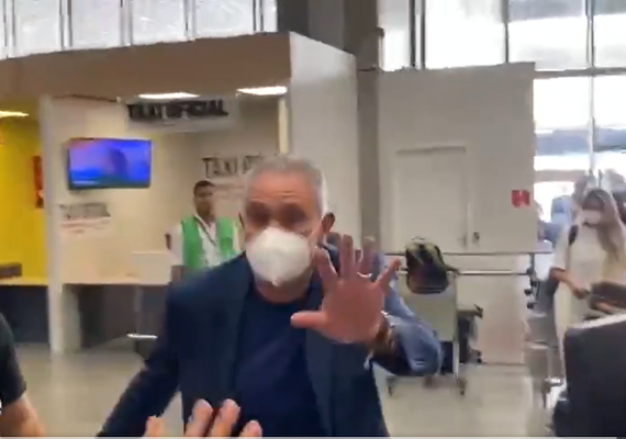 VÍDEO: Tite desembarca no Brasil e torcedores têm reação surpreendente