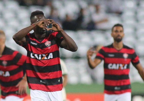 Coritiba erra demais e perde para o Vitória no Alto da Glória