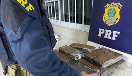 Fuzil e cerca de 15 kg de maconha são apreendidos em ônibus de turismo que ia para Arapiraca